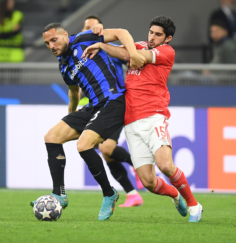 澳超半场：双方后防线均表现出色，惠灵顿凤凰暂0-0喷气机（澳超半场：双方防线稳固，惠灵顿凤凰与喷气机暂0-0）