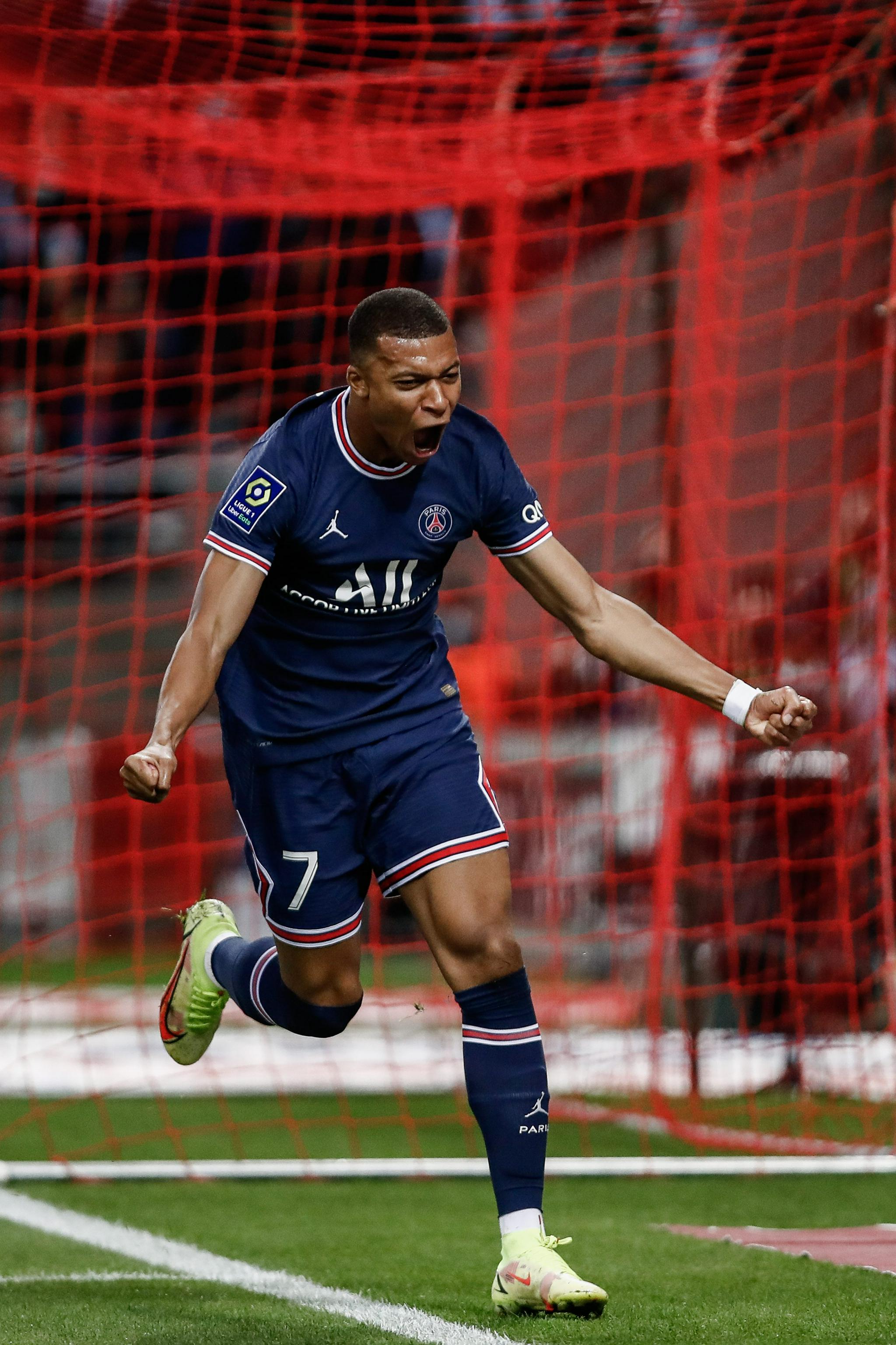 阿布扎比F1一练综述：诺里斯夺冠，维斯塔潘紧随其后，勒克莱尔居第三