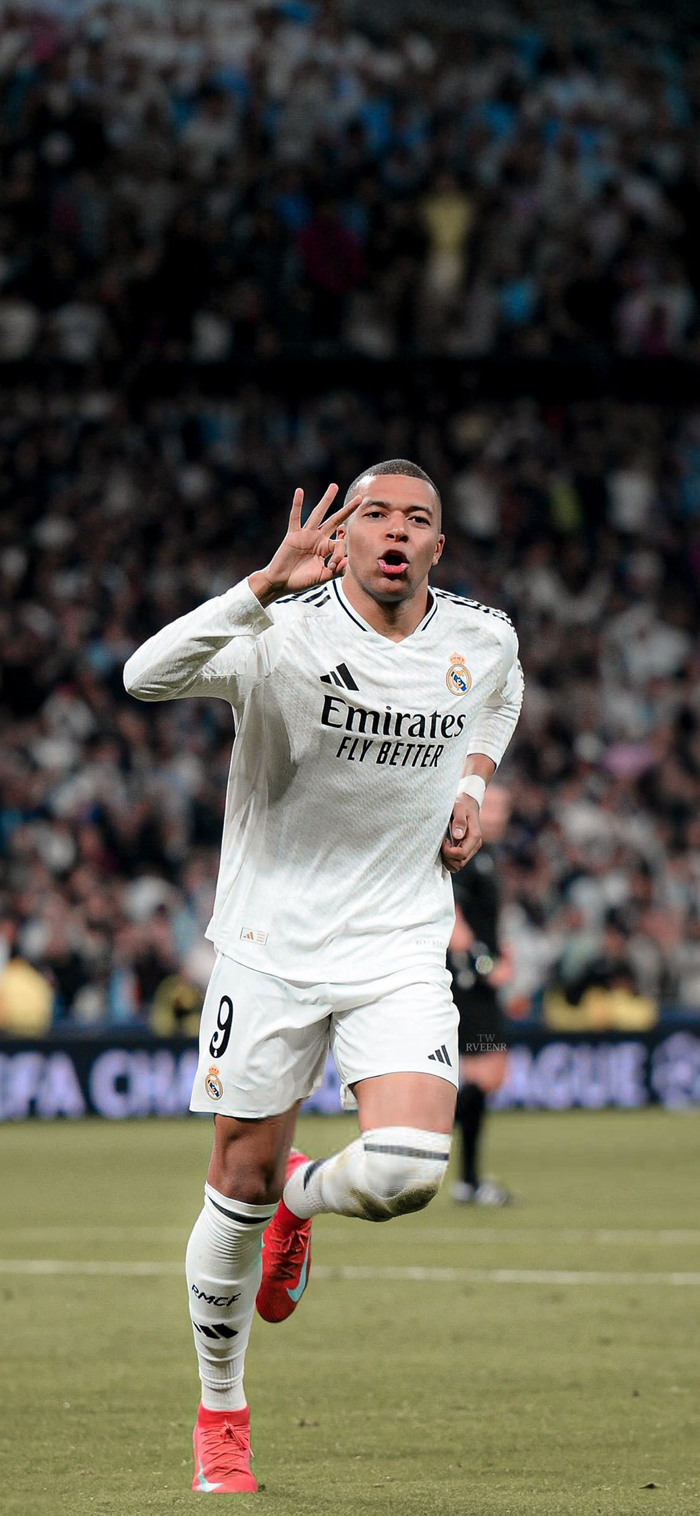 17岁273天，卡尔是拜仁队史德甲单场传射建功最年轻的球员（17岁273天，卡尔刷新拜仁德甲队史单场传射最年轻纪录）