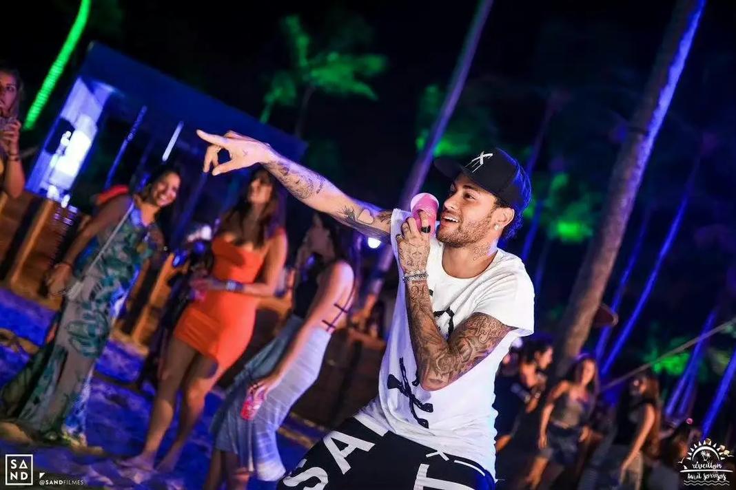 座无虚席！新诺坎普首秀，共计45157名球迷来到现场（爆满！新诺坎普首秀吸引45157名球迷到场观战）