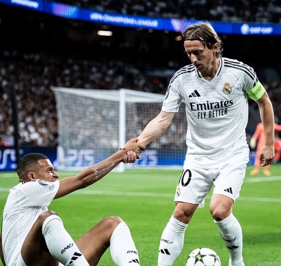 马兹拉维：右中卫和右翼卫都适合我，我能做到兼顾进攻和防守