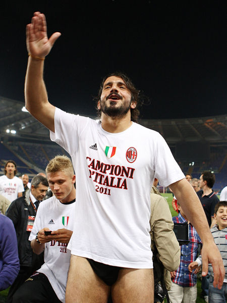 凯恩已在德甲10次完成帽子戏法，为该联赛历史第5多（凯恩德甲已上演10次帽子戏法，历史第5多）