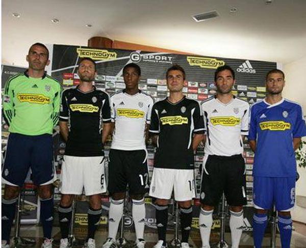 成绩斐然，加斯佩里尼被罗马球迷描绘成魔法师形象画在墙上