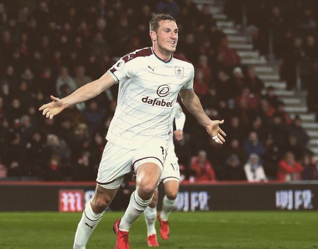 法兰克福球迷在诺坎普球场对巴萨支持者发动投掷袭击