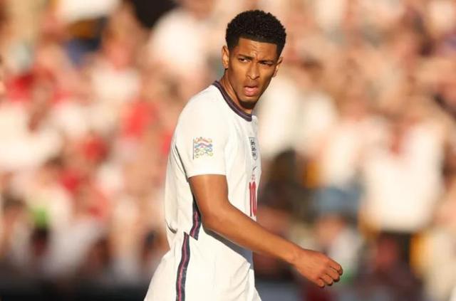 当选11月最佳球员，瓦尔迪是意甲首位获此殊荣的英格兰球员（瓦尔迪荣膺11月最佳，成意甲首位获此荣誉的英格兰球员）