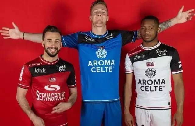 球员C罗先生，完成一次精彩的倒钩破门。