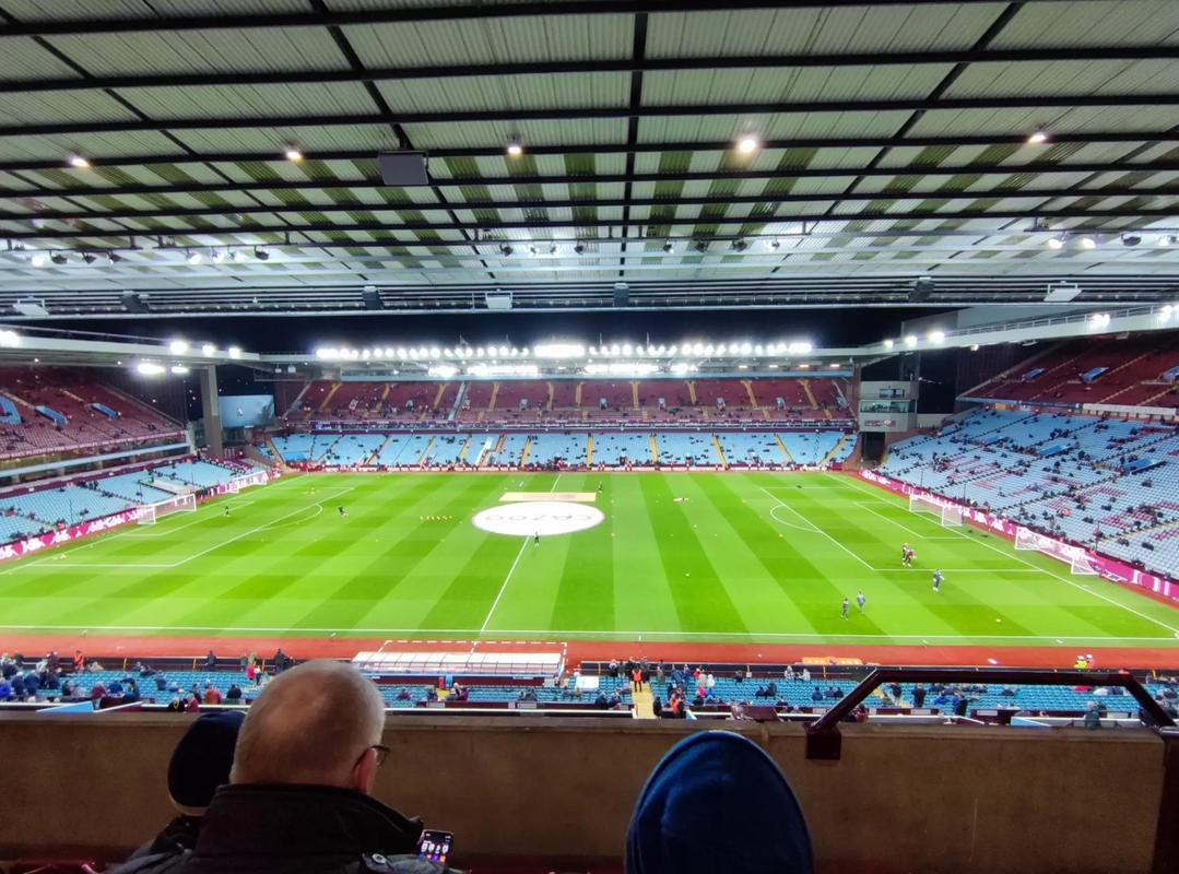 对球迷的嘘声竖大拇指，林德洛夫：如果他们生气，我表示道歉（面对嘘声竖拇指，林德洛夫：若让球迷生气，我表示歉意）