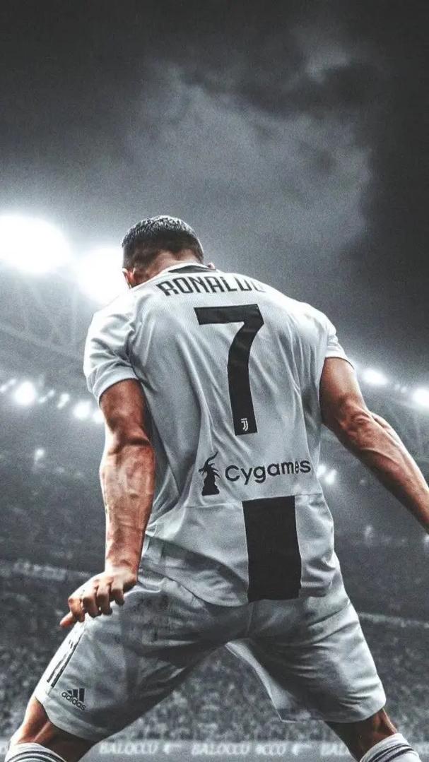 意甲风云再起！国际米兰4-0横扫科莫，齐沃战术大胜法布雷加斯夺榜首（意甲再起波澜：国米4-0击溃科莫，齐沃战术完胜法布雷加斯登顶榜首）