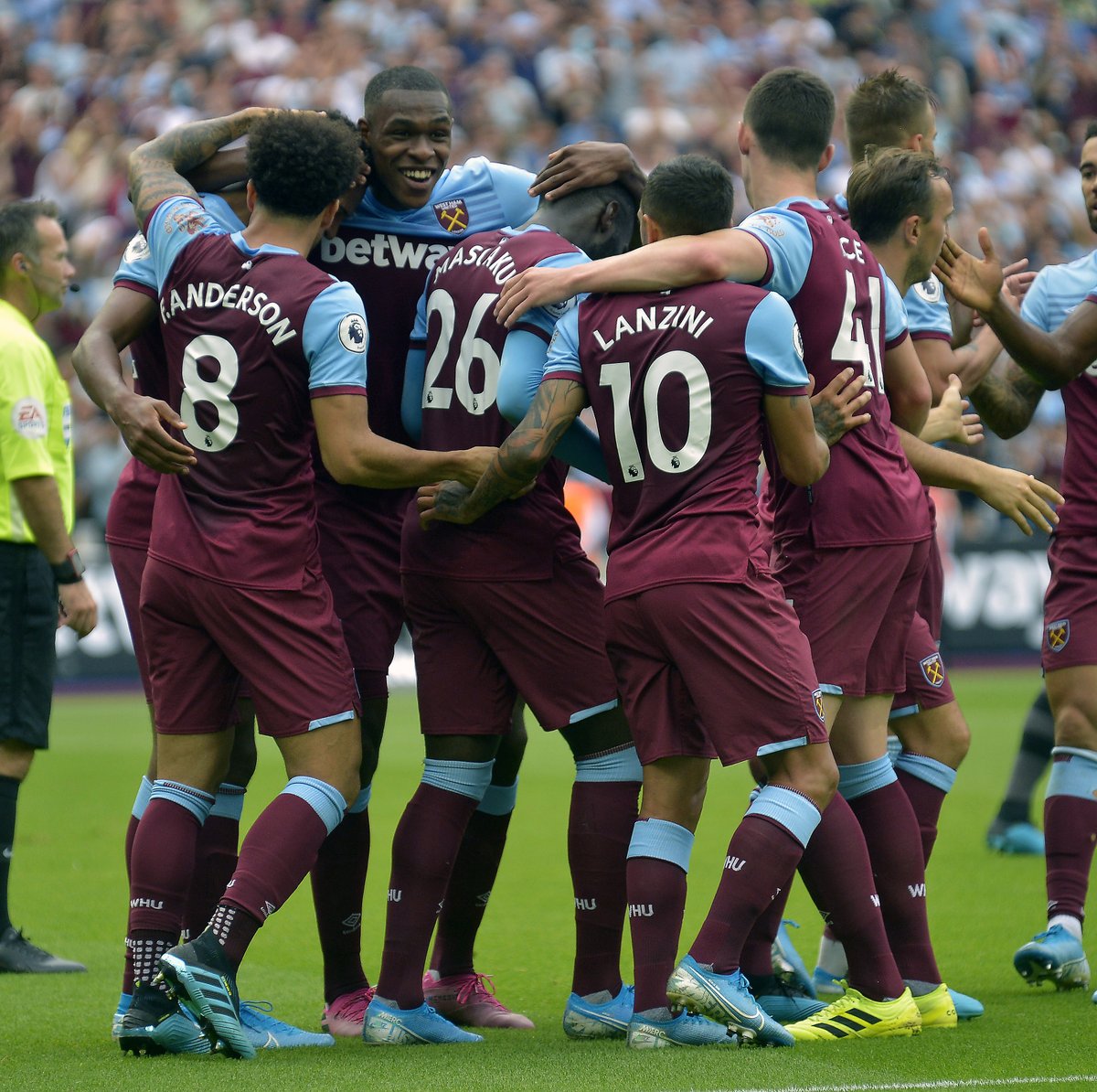 风中有朵雨做的云？曼城新赛季二客球衣曝光：灵感源自雨滴